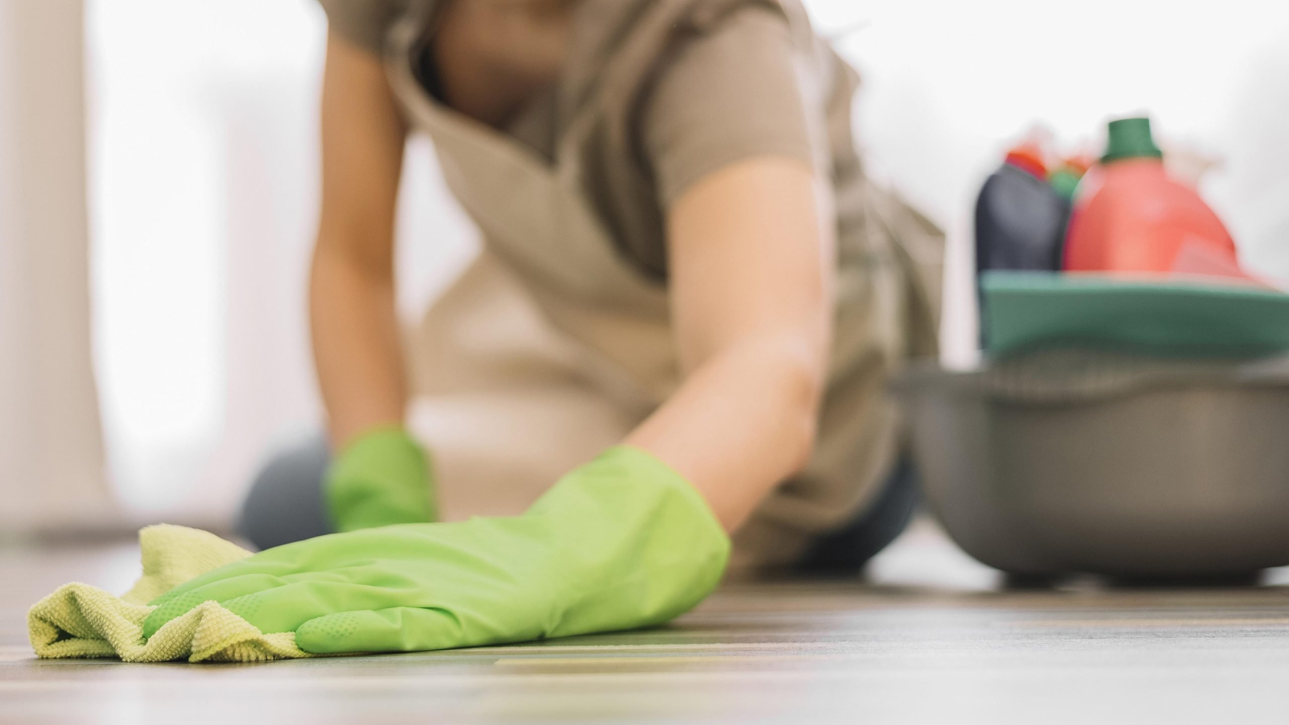 Cómo limpiar las manchas de pintura del piso