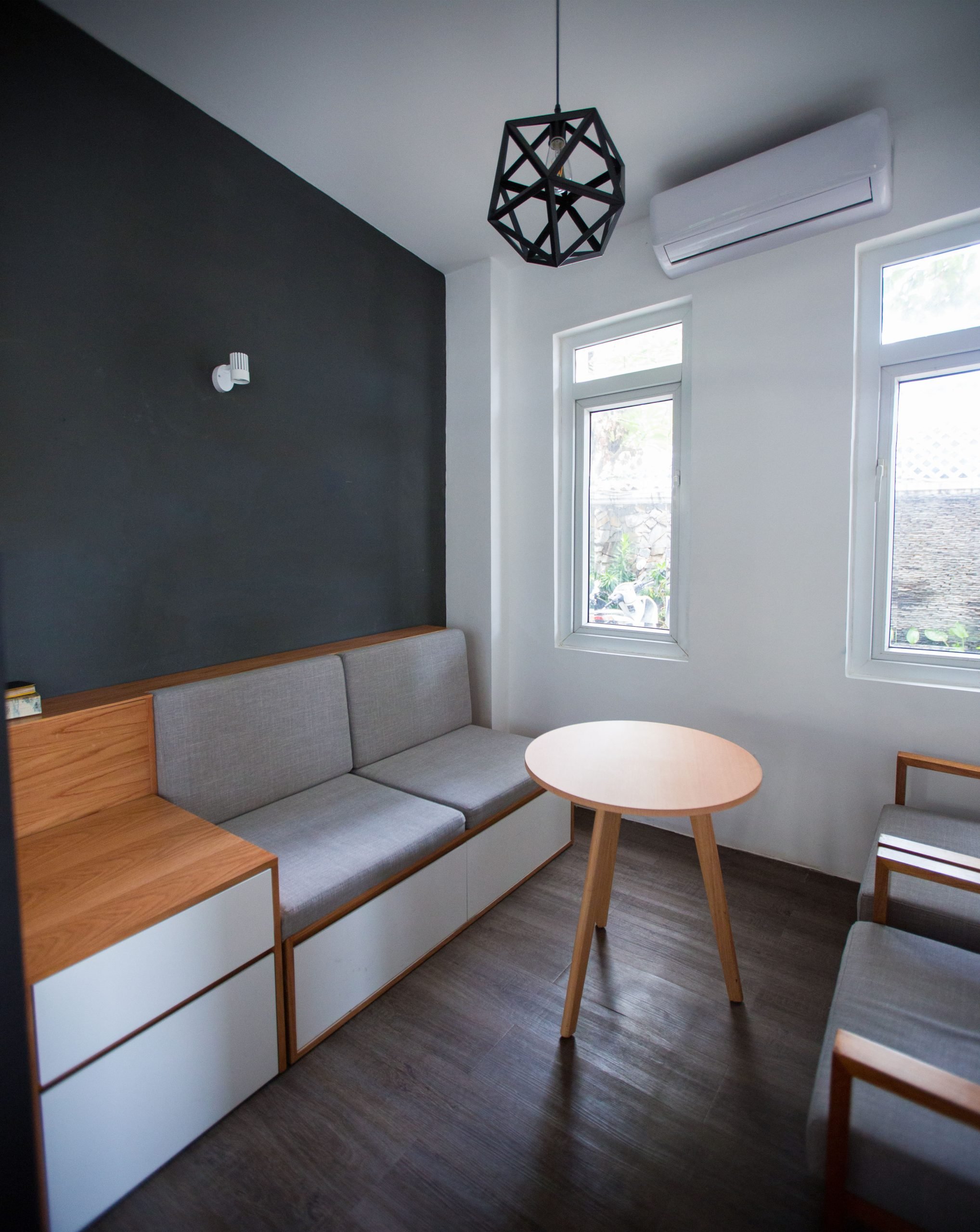Sala comedor oficina en tonos grises