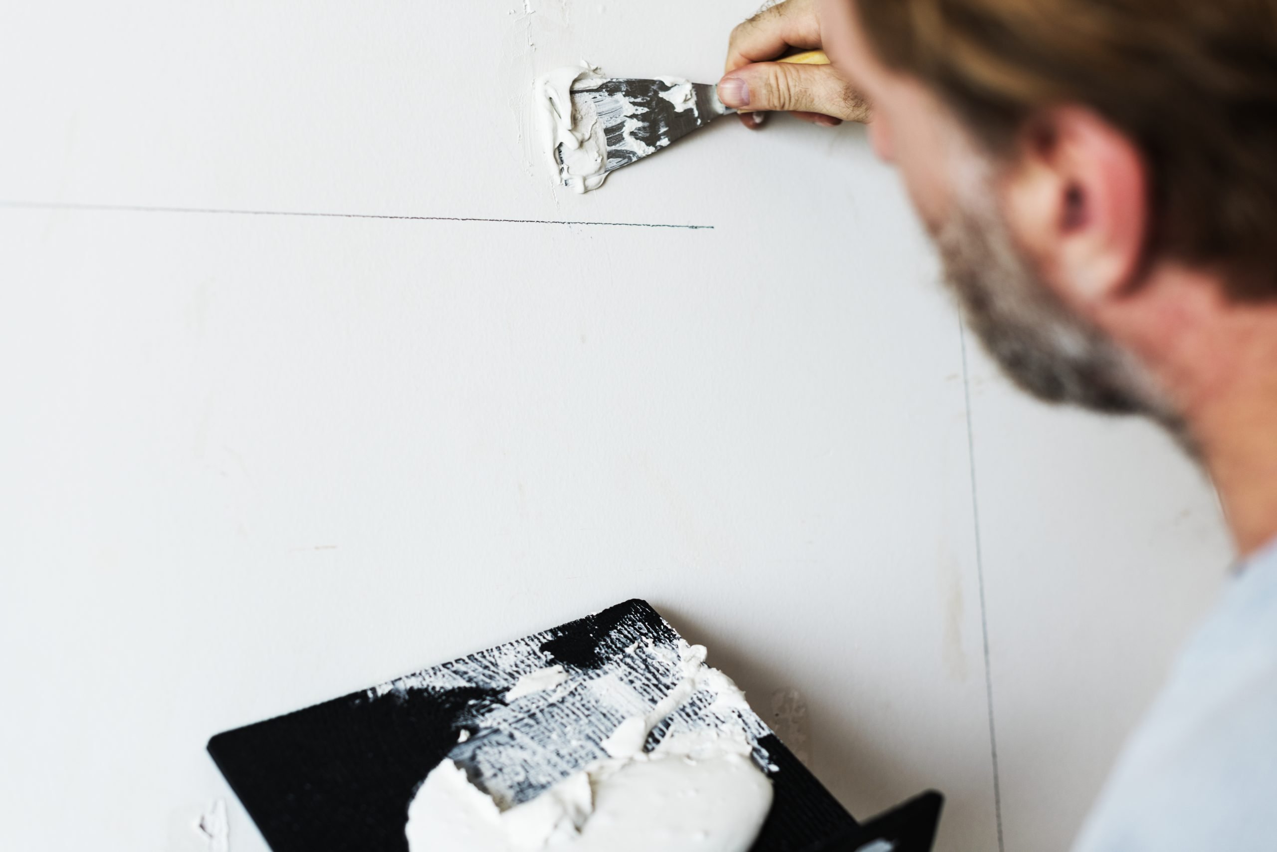 Cómo pintar una pared Preparar las paredes para pintar