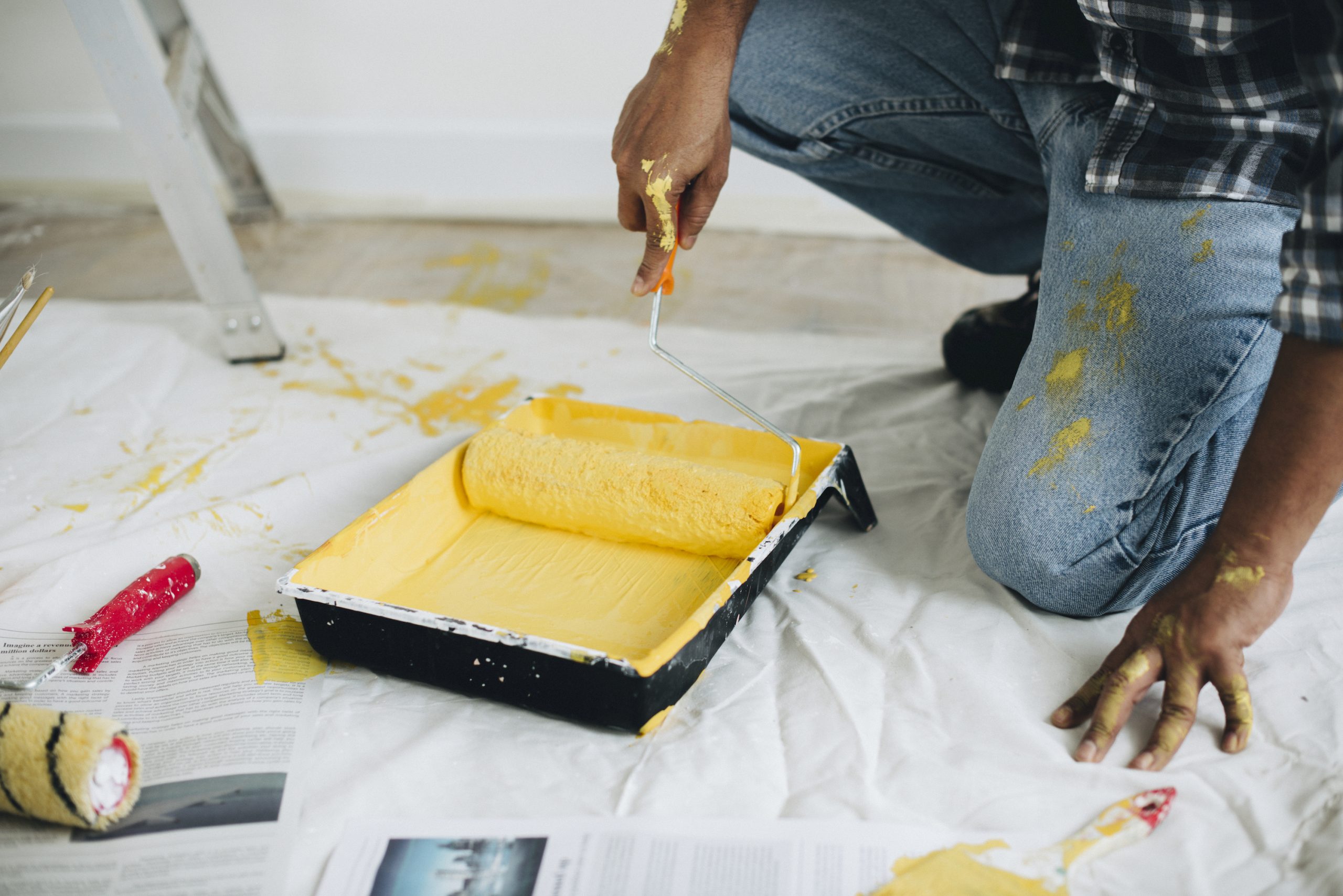 Cómo pintar una pared Proteja su bandeja de pintura